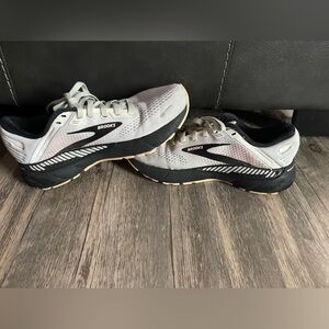 Brooks adrenaline GTS size 7.5 light grey/pink/black